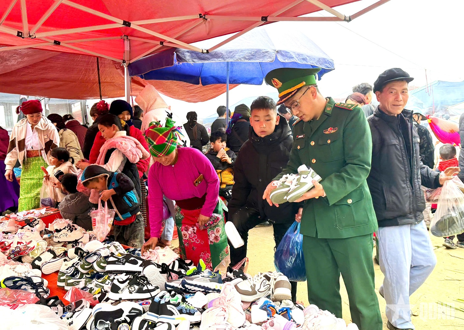 Nghĩa tình người lính quân hàm xanh giữa miền đá xám

